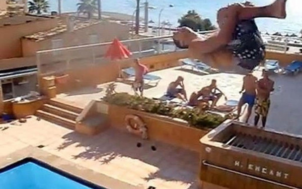 Ισπανία: Εθελούσιες πτώσεις ή balconing, ιδού η απορία 