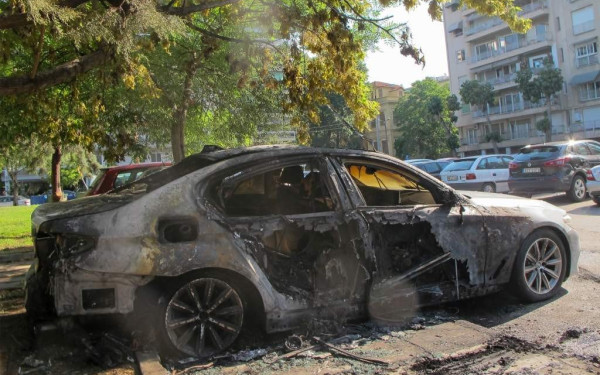 Θεσσαλονίκη: Στις φλόγες σταθμευμένο όχημα σε πάρκινγκ