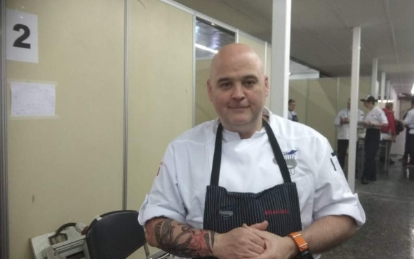 Θεσσαλονίκη: Ο σεφ που μαγείρεψε για τον Ντεπαρντιέ και ήπιε μπίρα με τον Ντόναλντ Σάδερλαντ