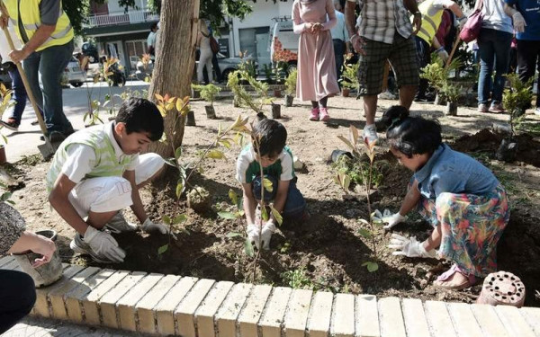 Οι «μέντορες» που βοηθούν τα παιδιά πρόσφυγες να ενταχθούν στην Ελλάδα (βίντεο)