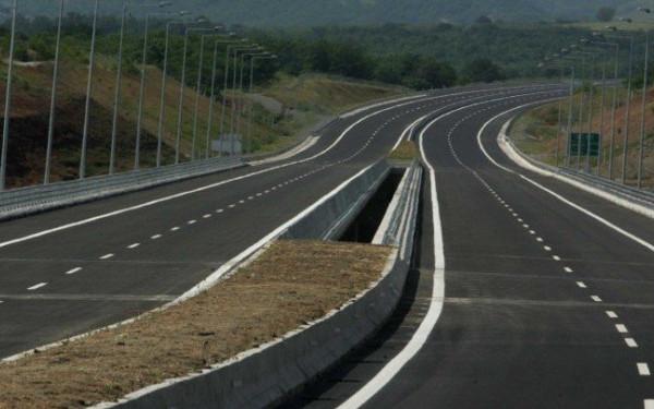 «Τρέχει» ο διπλός διαγωνισμός για τη συντήρηση και λειτουργία της Εγνατίας Οδού