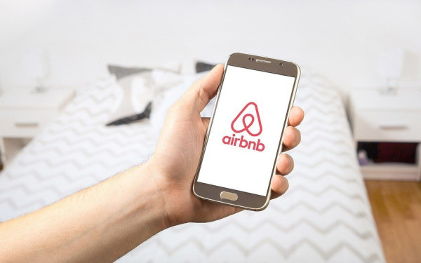 Airbnb: Απαγορεύει τη χρήση καμερών ασφαλείας σε εσωτερικούς χώρους των καταλυμάτων Airbnb: Απαγορεύει τη χρήση καμερών ασφαλείας σε εσωτερικούς χώρους των καταλυμάτων