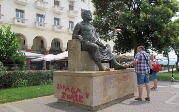 Υβριστικά συνθήματα στο άγαλμα του Αριστοτέλη και την πλατεία Αριστοτέλους (φωτ.)