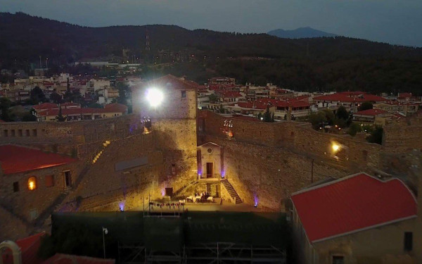 Φεστιβάλ Επταπυργίου: Ο Γιάννης Χαρούλης στην παράσταση «Σώματα και αφηγήματα»