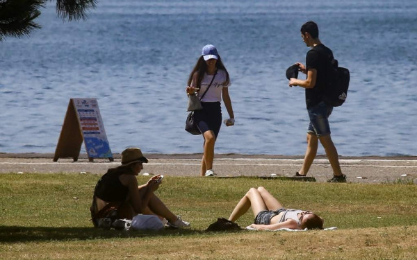 Πρώτο κύμα ζέστης στη Θεσσαλονίκη - Ανοικτοί κλιματιζόμενοι χώροι για το κοινό Πρώτο κύμα ζέστης στη Θεσσαλονίκη - Ανοικτοί κλιματιζόμενοι χώροι για το κοινό