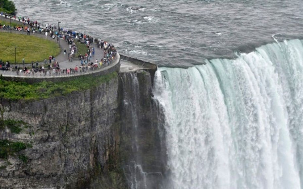 Καναδάς: Κατάσταση έκτακτης ανάγκης λόγω έκλειψης ηλίου στο Νιαγάρα που προσελκύει χιλιάδες επισκέπτες