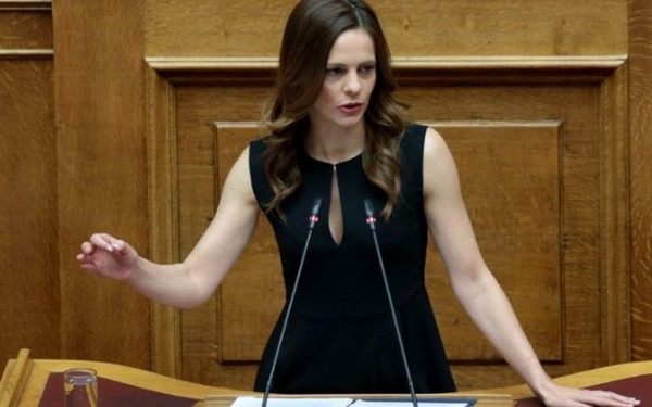 Ε. Αχτσιόγλου: «Τεράστιες οι πραγματικές απώλειες στον κατώτατο μισθό»