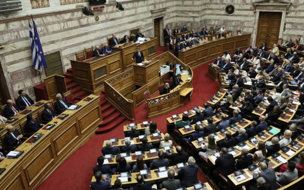 Τα κόμματα καταδικάζουν την επίθεση στον αστυνομικό στη Ν. Σμύρνη