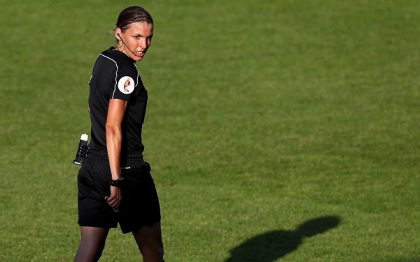 Για πρώτη φορά γυναίκα διαιτητής στο ευρωπαϊκό Σούπερ Καπ