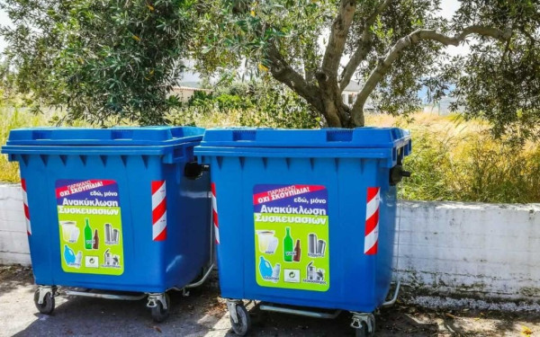 Αθήνα: Υπάλληλοι της καθαριότητας στη Νέα Σμύρνη βρήκαν μεθυσμένο μέσα σε κάδο (βίντεο)