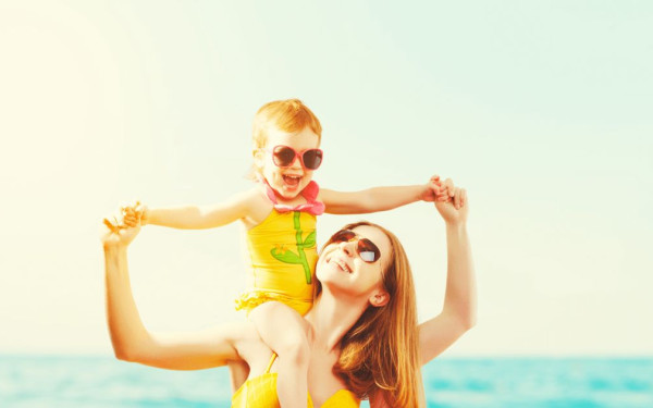 Έρευνα σε «δίγλωσσες» οοικογένειες: Οι εγκέφαλοι μητέρας-παιδιού συγχρονίζονται όταν παίζουν μαζί, σε όποια γλώσσα και αν επικοινωνούν