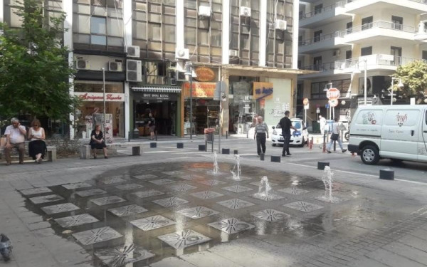 «Καταφύγιο δροσιάς» η πλατεία Χρηματιστηρίου (φώτο+βίντεο)