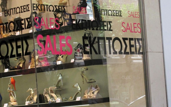 Θερινές εκπτώσεις: Οδηγός της ΕΣΕΕ προς εμπόρους για την σωστή αναγραφή των τιμών