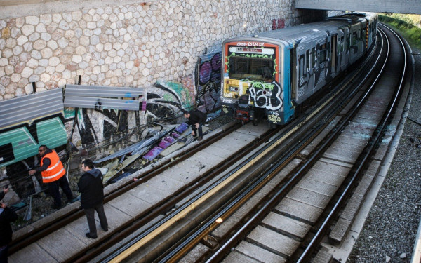 Φρικτός θάνατος για 60χρονη στην Αθήνα - Έπεσε στις γραμμές του ηλεκτρικού και την παρέσυρε συρμός