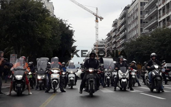 Θεσσαλονίκη: Μοτοπορεία για τους 18 διανομείς που έχασαν τη ζωή τους (Φωτ. και βίντεο)