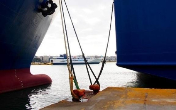 Δεμένα τα πλοία και στον Βόλο εξαιτίας θυελλωδών ανέμων