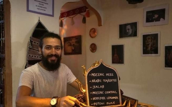 Θεσσαλονίκη: Ζεστή ατμόσφαιρα και άρωμα ανατολής στο καφέ των προσφύγων στην Ολύμπου