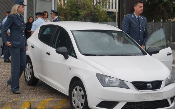 Τετράδα απατεώνων πωλούσε φωτογραφίες για... οχήματα