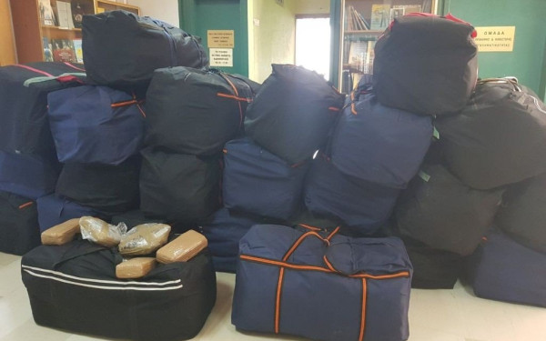 Προφυλακίστηκαν ο αρχιφύλακας και ο συνεργός του που μετέφεραν πάνω από 102 κιλά χασίς στην Ηγουμενίτσα