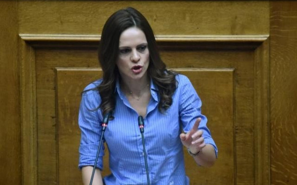 Έ. Αχτσιόγλου: «Η κυβέρνηση επιδοτεί την αισχροκέρδεια και διανέμει ανεπαρκή επιδόματα»