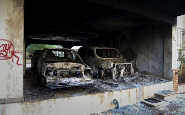 Στις φλόγες αυτοκίνητο σε πυλωτή στην Καλαμαριά