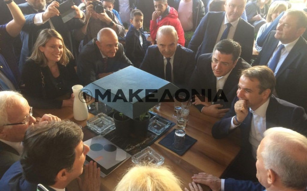 Βόλτα και καφές στην Αριστοτέλους για τον Κ. Μητσοτάκη (φωτ.)