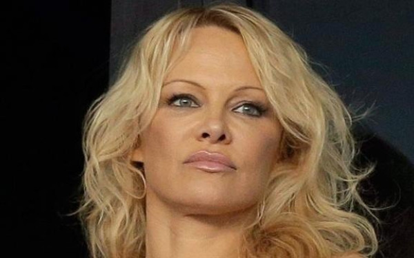 Η Πάμελα Άντερσον ζητά vegan διατροφή στις φυλακές του Καναδά ως μέτρο εξοικονόμησης πόρων