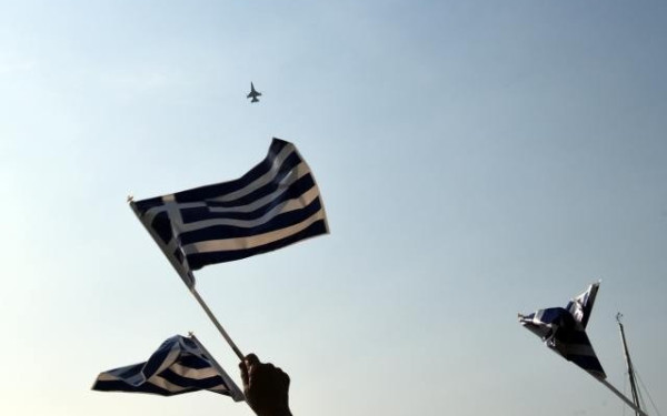 Θεσσαλονίκη: Παράδοση σημαίας εξ ουρανού, Spitfire και "ζωγραφική" από F16 στην παρέλαση