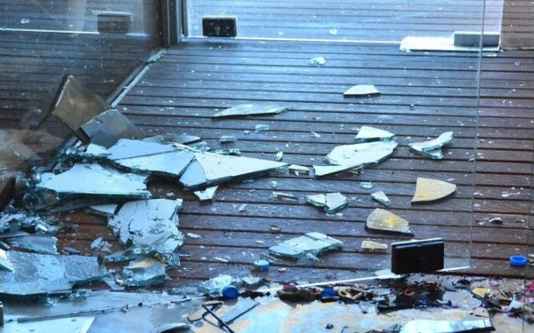 Θεσσαλονίκη: Μεθυσμένος πελάτης τα έκανε «γυαλιά - καρφιά» σε κτάστημα στα Λαδάδικα - Έσπασε τζαμαρίες και επιτέθηκε σε θαμώνες Θεσσαλονίκη: Μεθυσμένος πελάτης τα έκανε «γυαλιά - καρφιά» σε κτάστημα στα Λαδάδικα - Έσπασε τζαμαρίες και επιτέθηκε σε θαμώνες