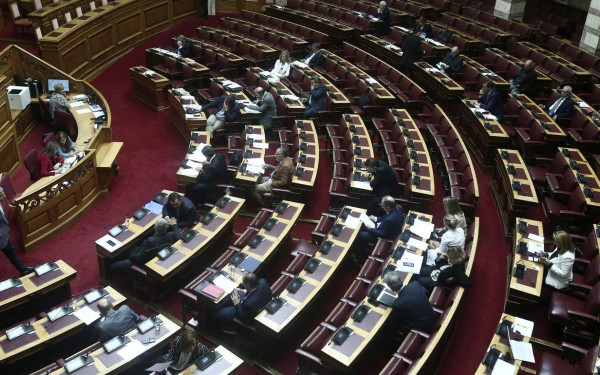 Καβγάς στη Βουλή για NOVA και Μαρινάκη (videos)