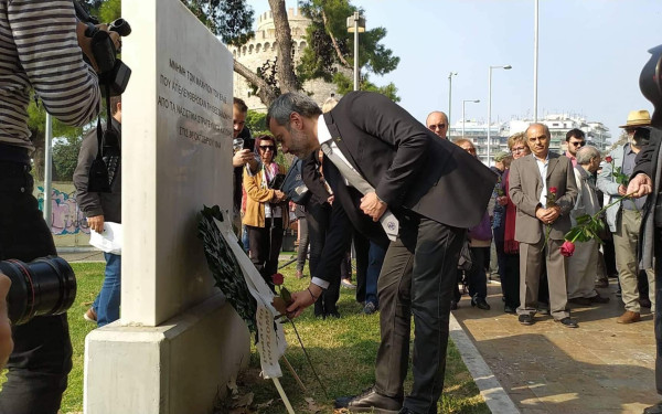 Κόκκινα λουλούδια, στεφάνια και συγκίνηση για την απελευθέρωση της Θεσσαλονίκης (φωτ.)
