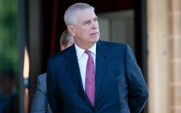 Ο πρίγκιπας Άντριου επιχειρεί να «κλείσει το στόμα» της γυναίκας που επιτέθηκε σεξουαλικά