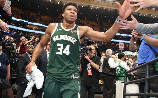 ΝΒΑ: Αγωνία στους Μιλγουόκι Μπακς για την απάντηση του Αντετοκούνμπο