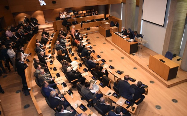 Τη Δευτέρα στο δημοτικό συμβούλιο η συζήτηση για την ΠΝΠ και τα 50 λεωφορεία από τη Λειψία που θα αγοράσει ο δήμος 