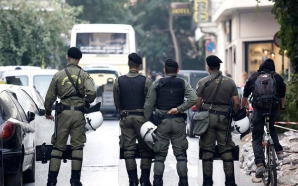 Αθήνα: Έριξαν μολότοφ κατά διμοιρίας ΜΑΤ στα Εξάρχεια