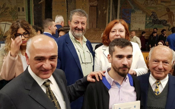 Αρίστευσε ο Αργύρης Κουμτζής, ο τυφλός φοιτητής του ΑΠΘ