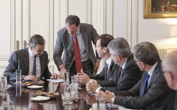 Αντιπρόσωποι ιταλικής τράπεζας και του ιταλικού "ΔΕΔΔΗΕ" στο Μαξίμου