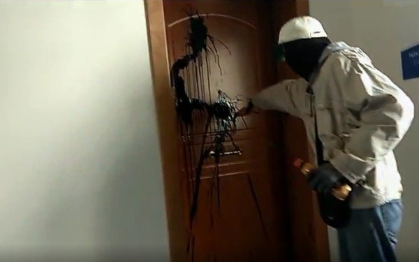 Μπογιές στο πολιτικό γραφείο της Ν. Κεραμέως πέταξε ο "Ρουβίκωνας" (Βίντεο)