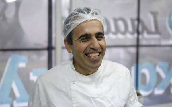 Θεσσαλονίκη: Πρόσφυγας ανοίγει το δικό του ζαχαροπλαστείο με γλυκά από το Ιράν 