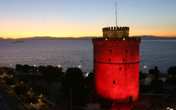 "Κοκκίνισε" ο Λευκός Πύργος για την παγκόσμια ημέρα κατά του AIDS