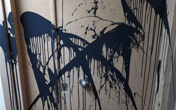 Πέταξαν μπογιές και τρικάκια στο γραφείο της Ε. Ράπτη