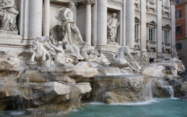 Ιταλία: Από τον Ιανουάριο οι τουρίστες θα πληρώνουν 2 ευρώ για να θαυμάζουν τη «Φοντάνα Ντι Τρέβι»