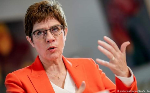  Η Άγκελα Μέρκελ "λυπάται" για την απόφαση της Κάρενμπαουερ να παραιτηθεί