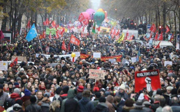 Γαλλία: Φεμινιστικές οργανώσεις προειδοποιούν ότι συντελείται μια παγκόσμια οπισθοδρόμηση ως προς τα δικαιώματα των γυναικών	