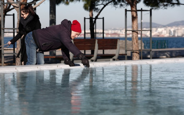 Θεσσαλονίκη: Πάγωσε το σιντριβάνι στον Κήπο των Γλυπτών (φωτ.)