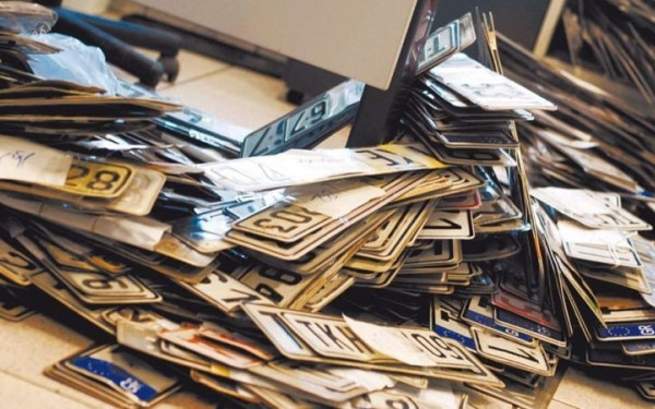 Θεσσαλονίκη: Αυξημένη προσέλευση στις εφορίες για την παράδοση πινακίδων αυτοκινήτων