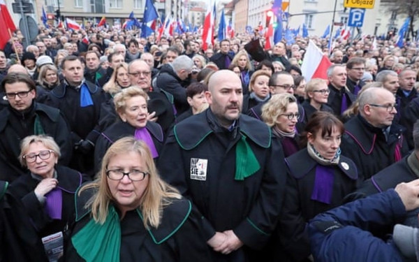 Πολωνία: Δικαστές, δικηγόροι και πολίτες στους δρόμους κατά της κυβέρνησης (βίντεο)