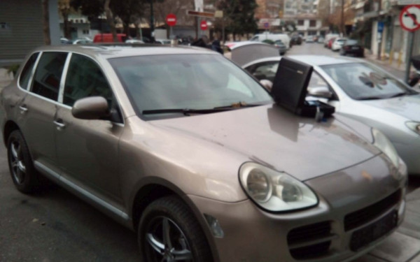 Θεσσαλονίκη: Συνελήφθη 21χρονος που έκρυβε μετανάστες σε πολυτελές SUV (φωτ)