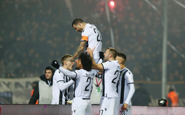 Νυν και πρώην ποδοσφαιριστές του ΠΑΟΚ αποθεώνουν τον Βιεϊρίνια (φωτογραφίες)