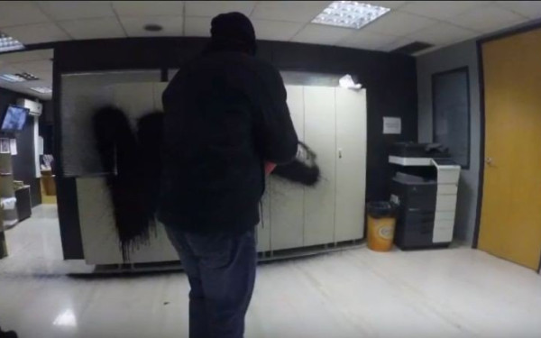 "Ρουβίκωνας": Επίθεση στα γραφεία των εφημερίδων "Δημοκρατία" και "Espresso" (Βίντεο)